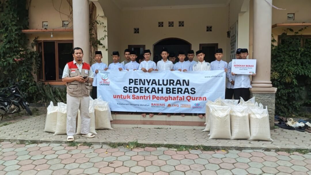 LAZISWAF Al Hilal Salurkan 1 Ton Beras dan Bantuan Buku Pendidikan untuk Santri Pesantren Al Hilal 1 Cililin