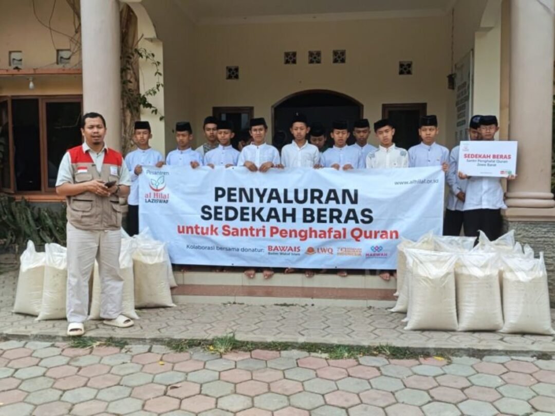 LAZISWAF Al Hilal Salurkan 1 Ton Beras dan Bantuan Buku Pendidikan untuk Santri Pesantren Al Hilal 1 Cililin