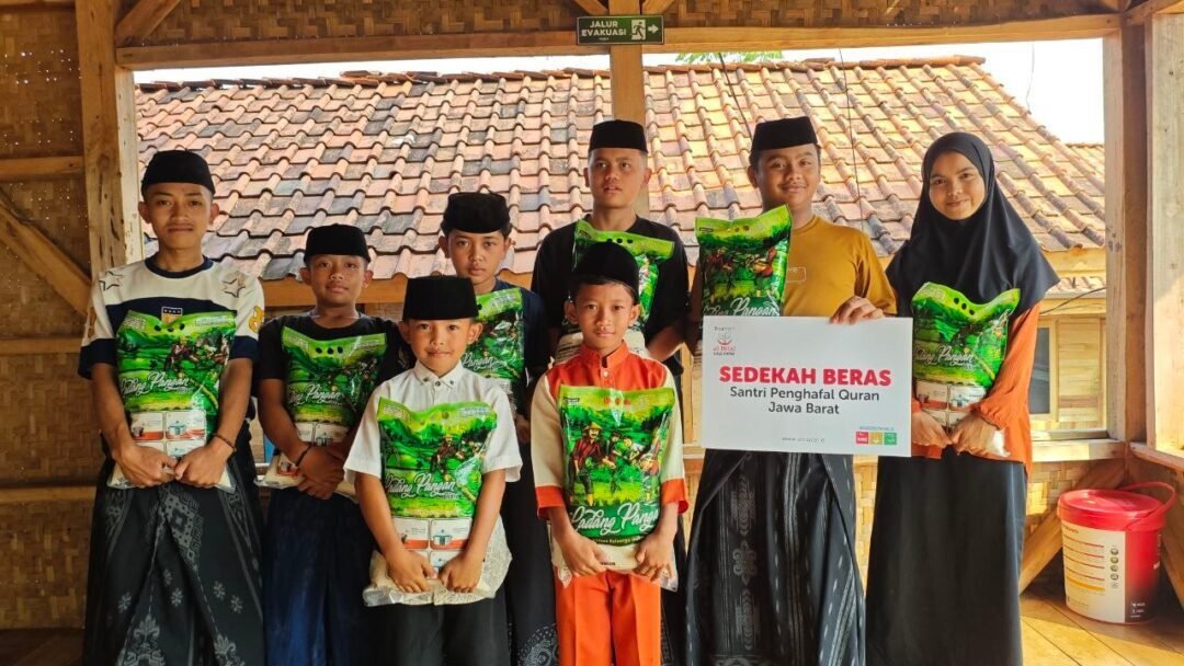 LAZISWAF Al Hilal Salurkan Sedekah Beras untuk Bantu Penuhi Kebutuhan Pokok Pondok Pesantren At Thohiriyah