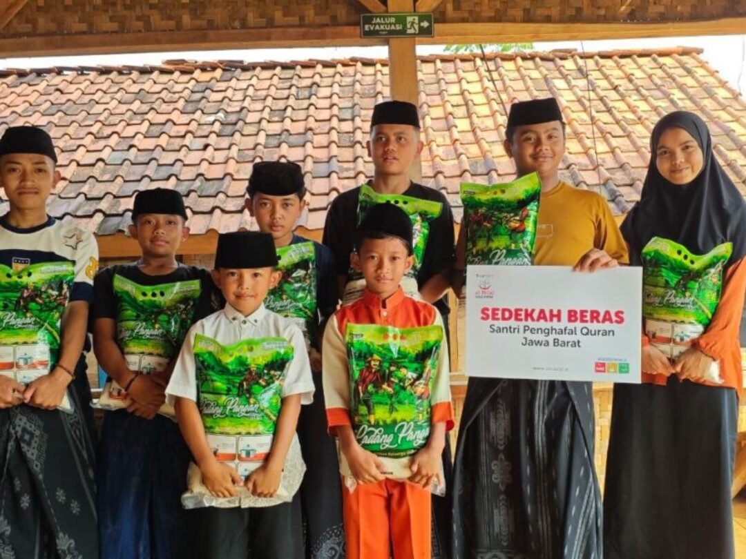LAZISWAF Al Hilal Salurkan Sedekah Beras untuk Bantu Penuhi Kebutuhan Pokok Pondok Pesantren At Thohiriyah