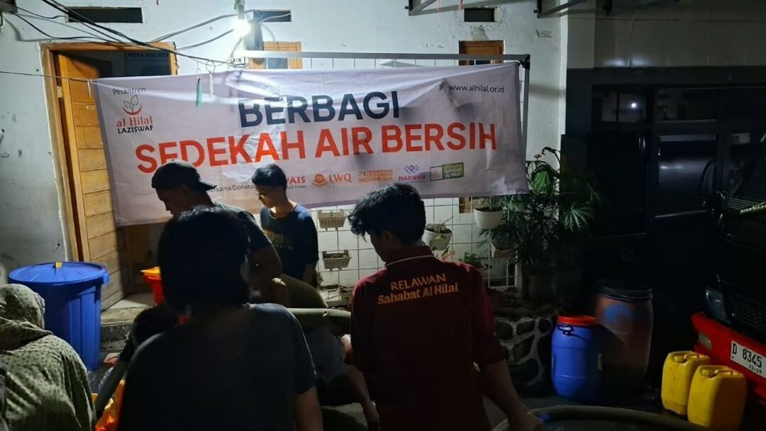 Manfaat Mengalir Deras! 6.000 Liter Air Bersih Disalurkan untuk Warga Cimahi Tengah