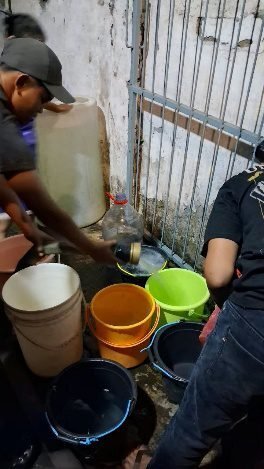 LAZISWAF Pesantren Al Hilal Salurkan 6.000 Liter Air Bersih untuk Warga Cimahi Tengah