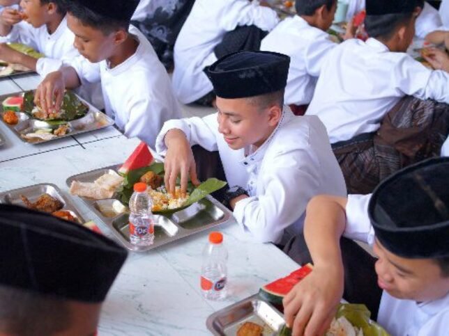 Bersama Foodtruck Dapur Berkah, LAZISWAF Pesantren Al Hilal Kembali Hadirkan Ratusan Hidangan Jumat Berkah!